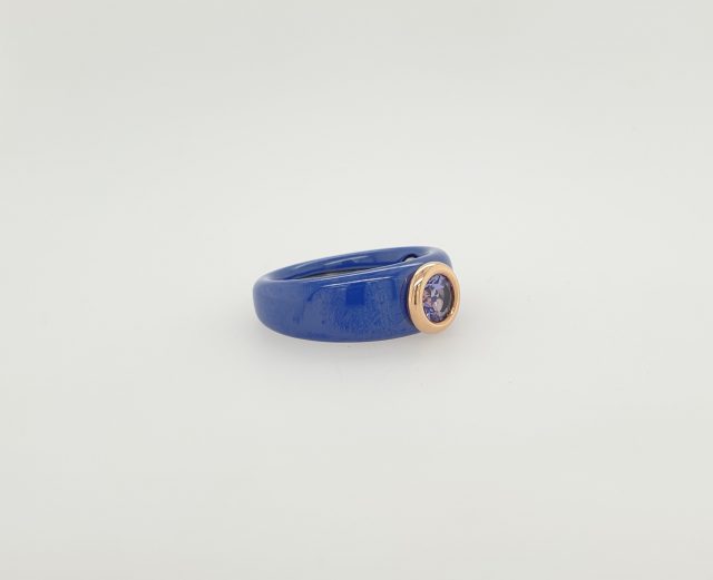 Blauwe keramische ring met Tanzaniet in een 18 karaat rosé gouden kopje van Charlotte / Ehinger Schwarz. #25194/22368 - Afbeelding 2