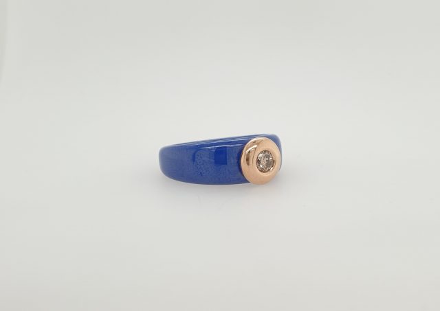 Blauwe keramische ring met een Citrien in een 18 karaat rosé gouden kopje van Charlotte / Ehinger Schwarz. #25194/23051 - Afbeelding 2