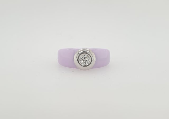 Lavendelkleurig keramische ring met Diamant van Charlotte Ehinger Schwarz. #25231