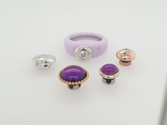 Lavendelkleurig keramische ring met Diamant van Charlotte Ehinger Schwarz. #25231 - Afbeelding 3