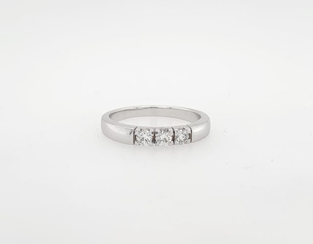 14 Karaat witgouden rijring met 3 briljanten van 0.10 crt TW.VS. #25664 - Afbeelding 2