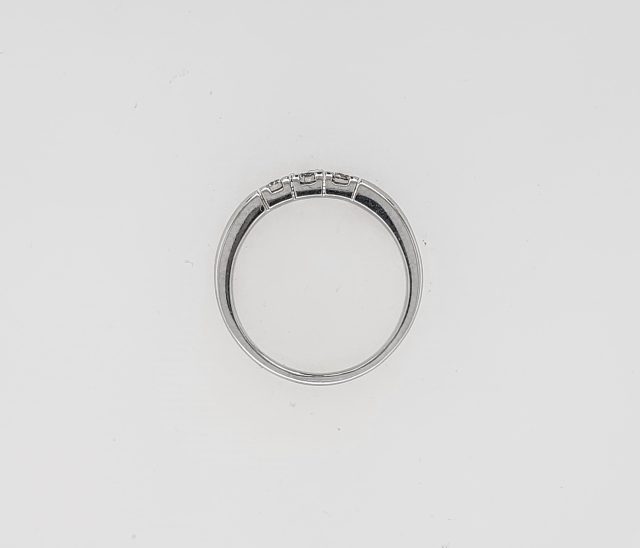 14 Karaat witgouden rijring met 3 briljanten van 0.10 crt TW.VS. #25664 - Afbeelding 3