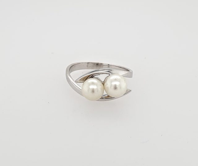 18 karaat witgouden occasion ring met 2 parels. #25665