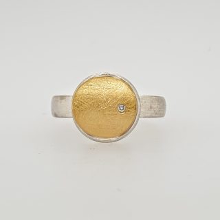 Zilver met gouden ring met een briljantje van MANU. # 25728