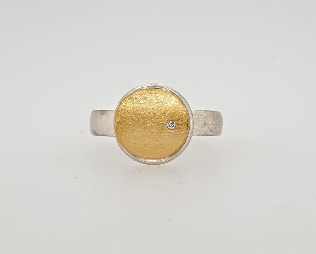 Zilver met gouden ring met een briljantje van MANU. # 25728