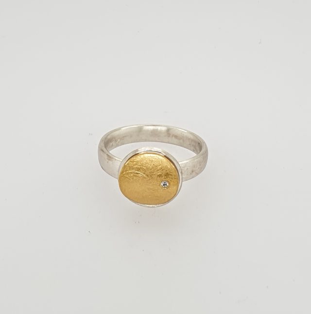 Zilver met gouden ring met een briljantje van MANU. # 25728 - Afbeelding 2