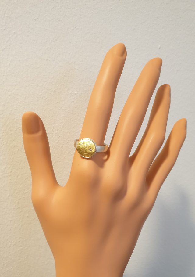 Zilver met gouden ring met een briljantje van MANU. # 25728 - Afbeelding 4