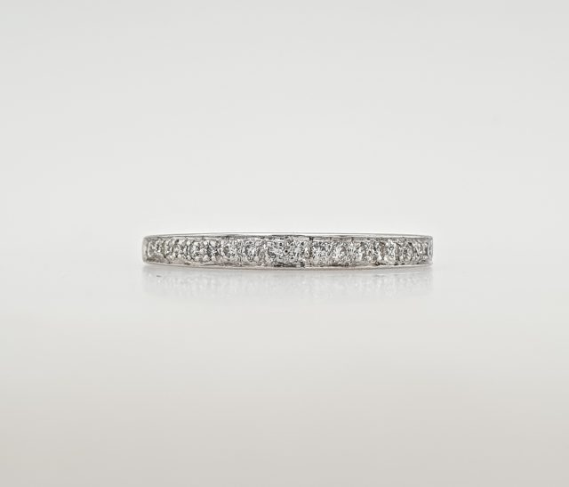 Smalle witgouden ring met een rijtje diamantjes / briljantjes #25731