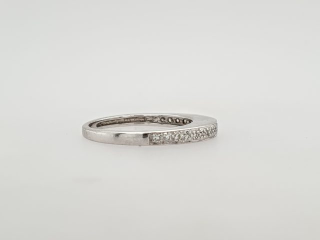 Smalle witgouden ring met een rijtje diamantjes / briljantjes #25731 - Afbeelding 2