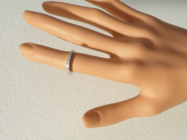 Smalle witgouden ring met een rijtje diamantjes / briljantjes #25731 - Afbeelding 3
