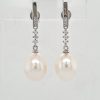 14 Karaat witgouden oorhangers met zoetwaterparels en diamant.# 25735