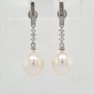 14 Karaat witgouden oorhangers met zoetwaterparels en diamant.# 25735