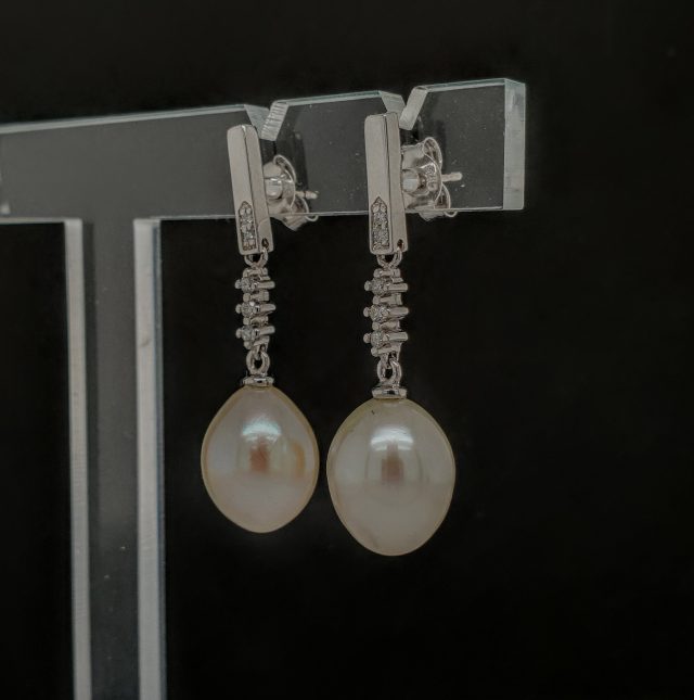 14 Karaat witgouden oorhangers met zoetwaterparels en diamant.# 25735 - Afbeelding 4