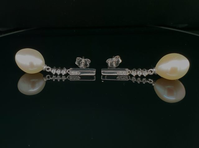 14 Karaat witgouden oorhangers met zoetwaterparels en diamant.# 25735 - Afbeelding 5