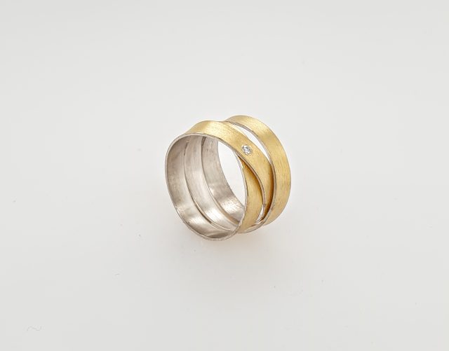 Zilveren ring met goud en een briljantje van het Atelier MANU. # 19026 - Afbeelding 2