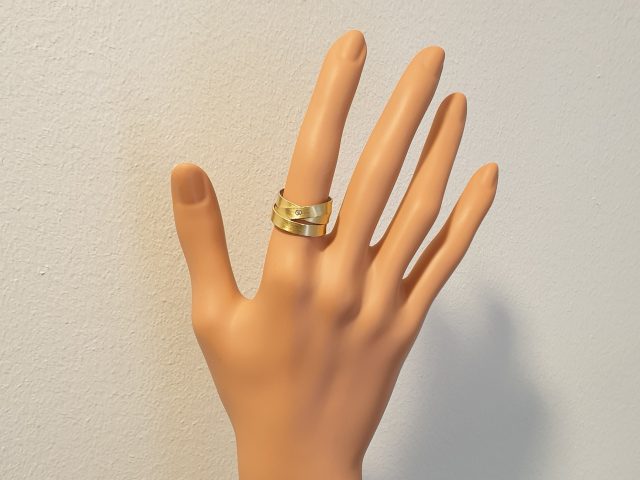 Zilveren ring met goud en een briljantje van het Atelier MANU. # 19026 - Afbeelding 3