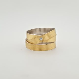 Zilveren ring met goud en een briljantje van het Atelier MANU. # 19026