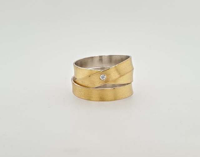 Zilveren ring met goud en een briljantje van het Atelier MANU. # 19026