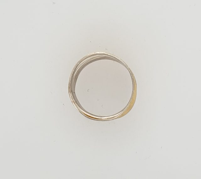 Zilveren ring met goud en een briljantje van het Atelier MANU. # 19026 - Afbeelding 4