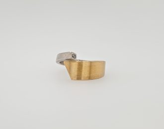 Zilveren ring met een gouden oplaag van MANU. #19024