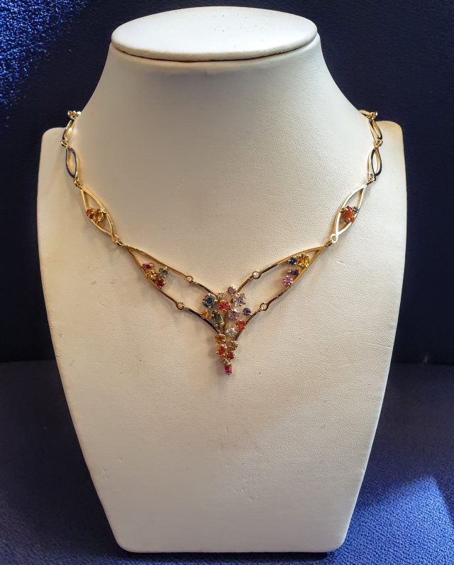 14 Karaat handgemaakte gouden occasion chooker / collier bezet met kleurige saffieren en diamant. # 25762