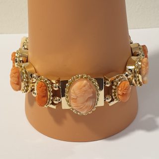 14 Karaat gouden schakelarmband met 11 Cameeën. # 25770