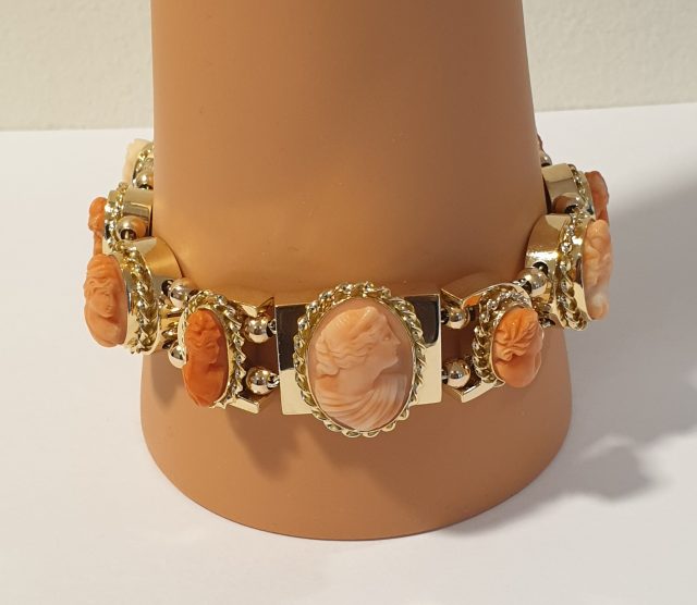 14 Karaat gouden schakelarmband met 11 Cameeën. # 25770