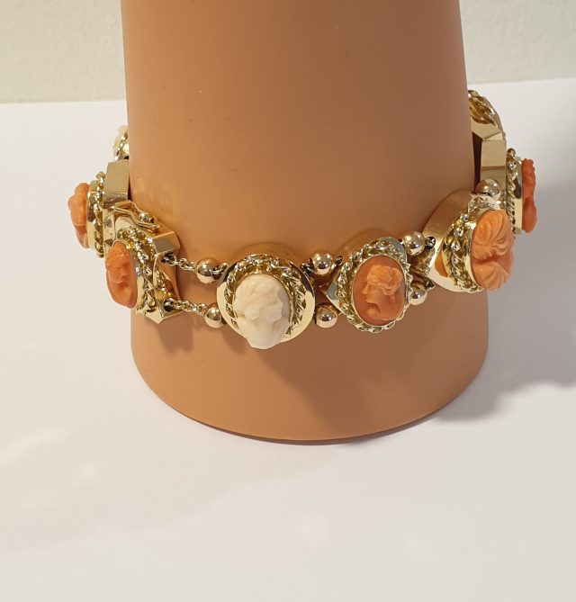 14 Karaat gouden schakelarmband met 11 Cameeën. # 25770 - Afbeelding 3