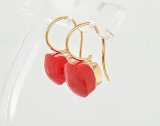 14 krt. Rosé gouden oorhangers met rode steen. #25806