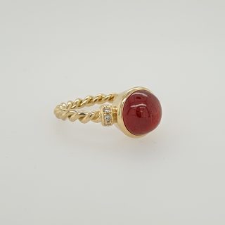 14 Karaat gouden getordeerde ring met granaat en kleine diamantjes. #25864