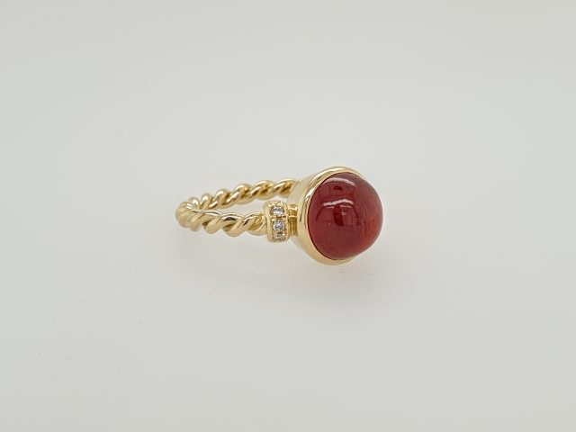 14 Karaat gouden getordeerde ring met granaat en kleine diamantjes. #25864