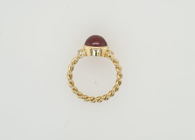 14 Karaat gouden getordeerde ring met granaat en kleine diamantjes. #25864 - Afbeelding 3