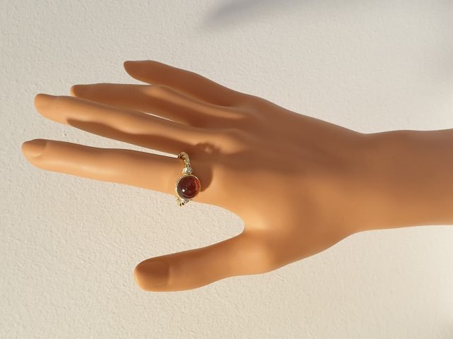 14 Karaat gouden getordeerde ring met granaat en kleine diamantjes. #25864 - Afbeelding 4