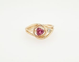 14 Karaat rosé gouden ring met trilliant geslepen roze Saffier en briljant. # 25914