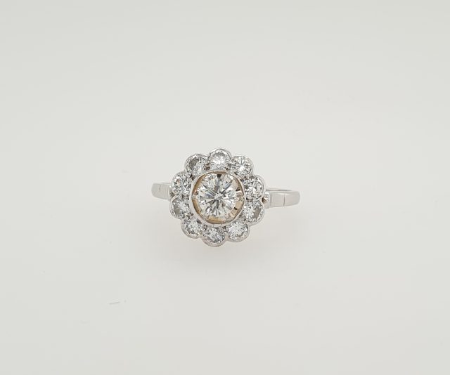 18 krt. Witgouden occasion entouragering met 1.15 crt. TW.Si briljant / diamant. #26092