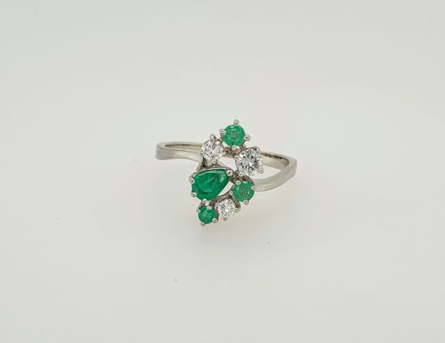 Occasion witgouden ring met smaragd en diamant. #26105 - Afbeelding 7