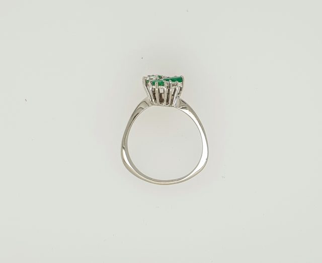 Occasion witgouden ring met smaragd en diamant. #26105 - Afbeelding 5
