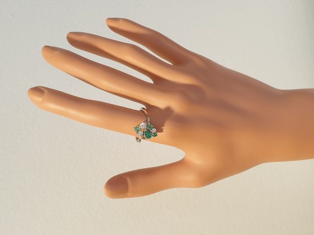 Occasion witgouden ring met smaragd en diamant. #26105 - Afbeelding 4