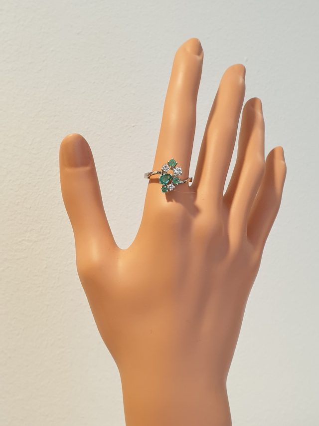 Occasion witgouden ring met smaragd en diamant. #26105 - Afbeelding 3