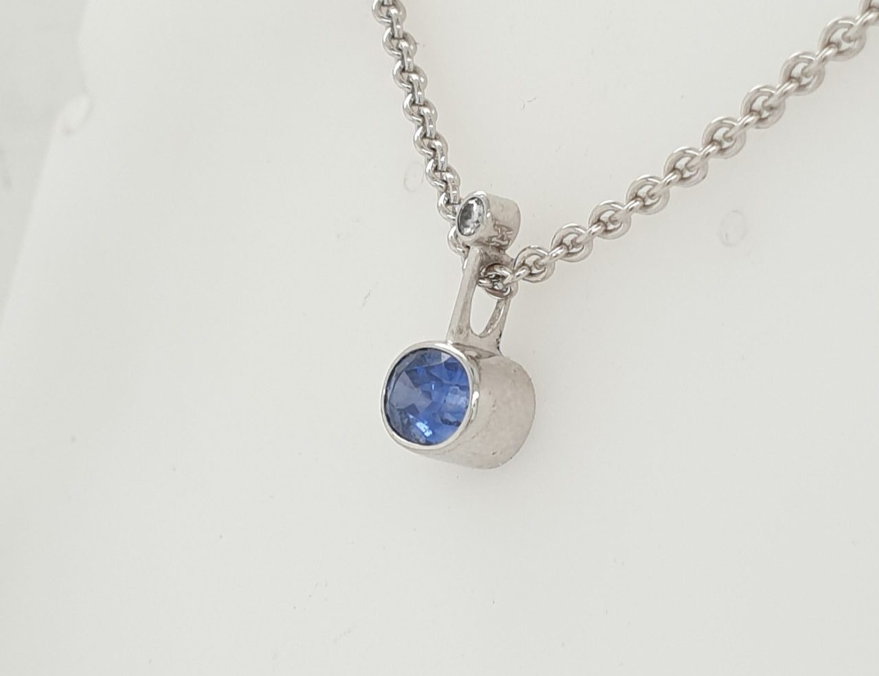 Iolith Hanger In Het Witgoud Met Klein Diamantje 21474 Goudsmederij iolith-hanger-in-het-witgoud-met-klein-diamantje-21474-goudsmederij