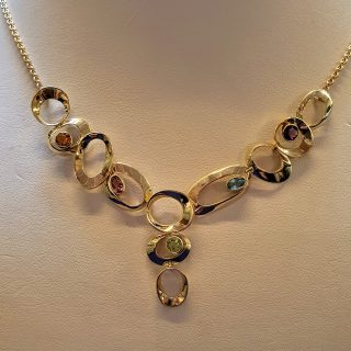 Collier met diverse kleurstenen, handgemaakt, uniek. 14 Karaat geelgoud #25895