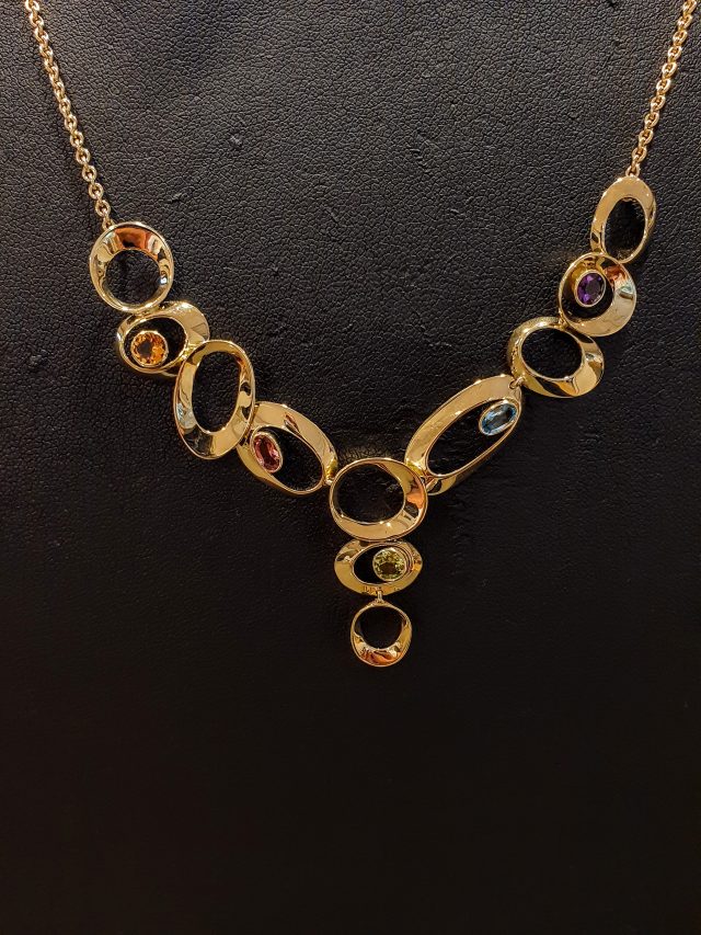 Collier met diverse kleurstenen, handgemaakt, uniek. 14 Karaat geelgoud #25895 - Afbeelding 4