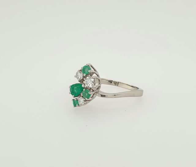 Occasion witgouden ring met smaragd en diamant. #26105 - Afbeelding 2