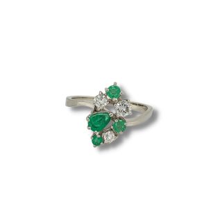 Occasion witgouden ring met smaragd en diamant. #26105