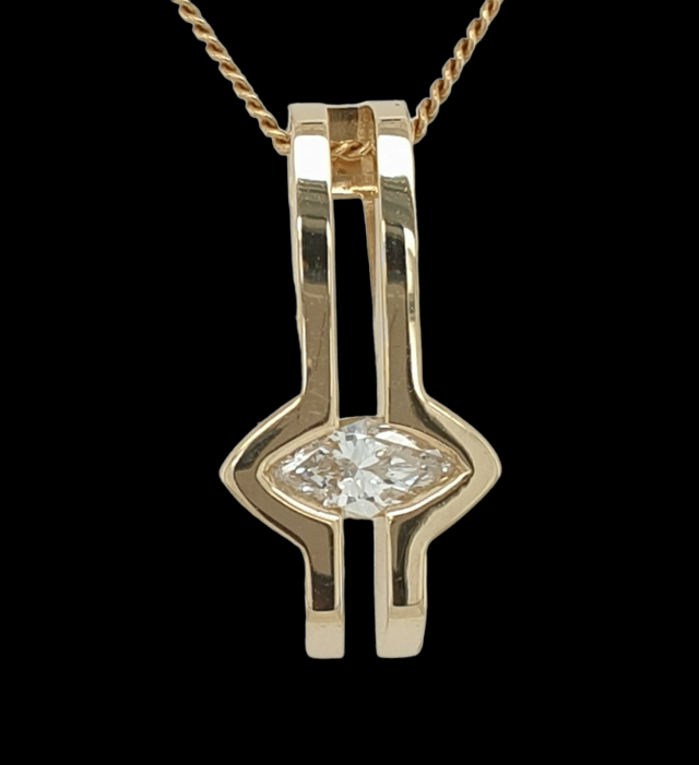 Moderne gouden hanger met markies geslepen diamant van 0.30 crt. TW.VVS 14 karaat. #26318