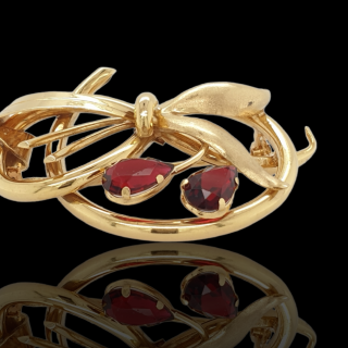 Gouden broche met 2 druppelvormige granaten. Handgemaakte occasion van 18 karaat goud #26428