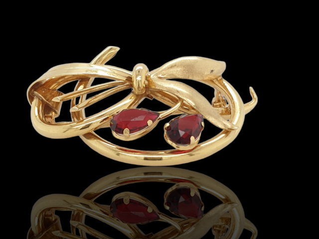 Gouden broche met 2 druppelvormige granaten. Handgemaakte occasion van 18 karaat goud #26428