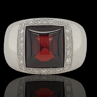 Witgouden ring met Almaldien granaat en rondom briljant. #1260