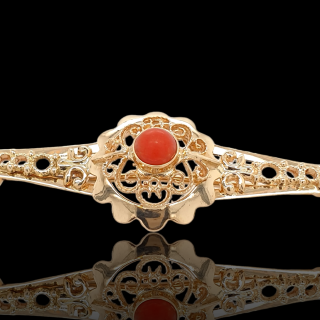 Gouden broche met 1 Bloedkoraal. Vintage #26574