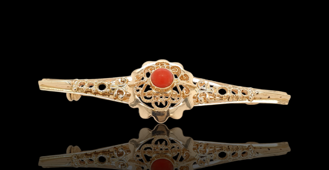 Gouden broche met 1 Bloedkoraal. Vintage #26574